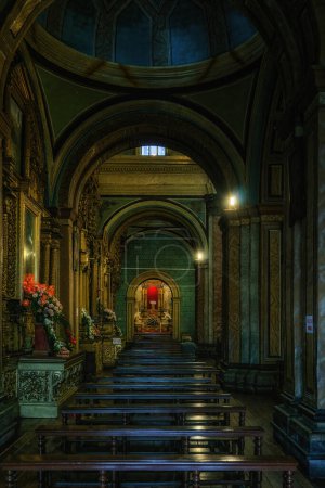 Téléchargez les photos : Beautiful illuminated interior of Iglesia de El Sagrario , Quito, capital city of Ecuador, South America - en image libre de droit