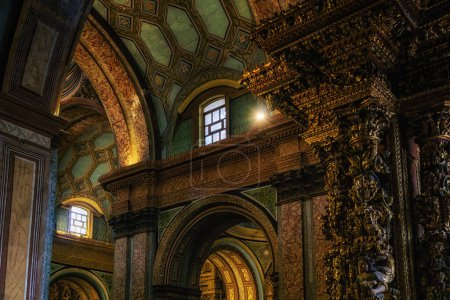 Foto de Beautiful illuminated interior of Iglesia de El Sagrario , Quito, capital city of Ecuador, South America - Imagen libre de derechos