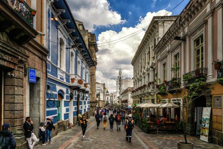Téléchargez les photos : Quito, Ecuador - 24 November 2022: Ecuador Quito - Historical Center street - en image libre de droit
