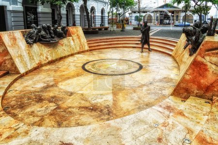 Téléchargez les photos : Guayaquil, Ecuador - 26 November 2022: Independence Monument in the pedestrian zone of the historic town center of Guayaquil, Ecuador. - en image libre de droit