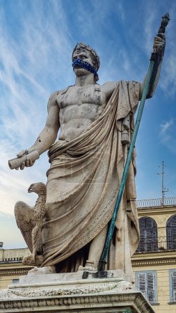 Téléchargez les photos : Vue de la place Saint-Nicolas à Bastia, Corse, France, mettant en valeur l'ancienne statue de Napoléon Bonaparte comme empereur romain, sculptée en 1813 - en image libre de droit