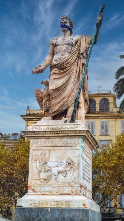 Téléchargez les photos : Vue de la place Saint-Nicolas à Bastia, Corse, France, mettant en valeur l'ancienne statue de Napoléon Bonaparte comme empereur romain, sculptée en 1813 - en image libre de droit