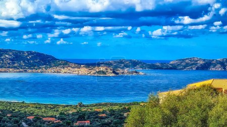 Foto de Vista panorámica de la bahía de Calvi y el promontorio de Revellata en la costa de la costa oeste de Córcega - Imagen libre de derechos