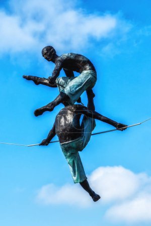 Téléchargez les photos : Cracovie, Pologne - 12 août 2022 : vue de sculptures en fer acrobate sur la passerelle piétonne Bernatek - en image libre de droit