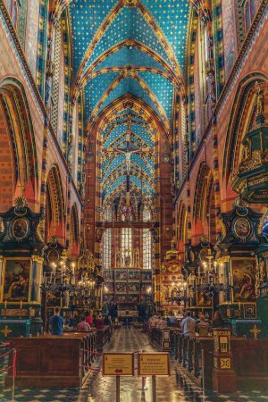 Foto de Cracovia, Polonia - 12 de agosto de 2022: Vista del interior de la Basílica de Santa María en Cracovia en la Plaza de Armas. - Imagen libre de derechos