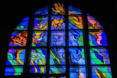 Téléchargez les photos : Krakow, Poland - 13 August 2022:  Poland, Krakow, St Francis of Assisi Church, God the Creator, Stained Glass Window. - en image libre de droit