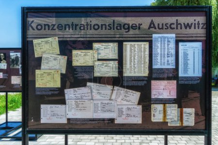 Foto de Auschwitz, Polonia - 15 de agosto de 2022: Lista de transporte y tarjetas personales en Auschwitz, Polonia - Imagen libre de derechos