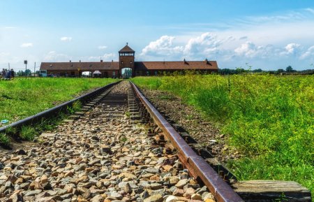 Ferrocarril y la puerta de la muerte - Entrada de Auschwitz II - Birkenau, antiguo campo de concentración y exterminio nazi alemán - Polonia
