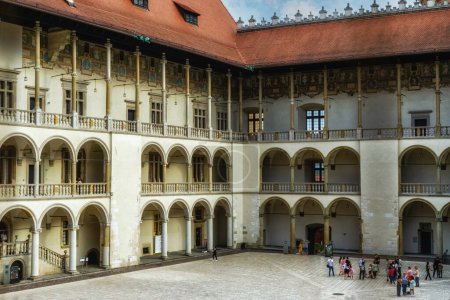 Téléchargez les photos : Cracovie, Malopolska, Pologne - 16 août 2022 : Cour intérieure du château de Wawel à Cracovie, Pologne - en image libre de droit