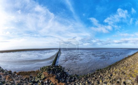 Foto de Mudflat del Mar de Wadden. Patrimonio de la Humanidad por la UNESCO con marea baja. Holwerd, Países Bajos. - Imagen libre de derechos
