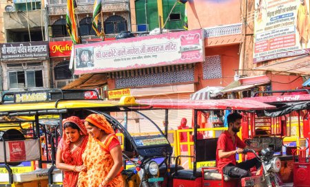 Téléchargez les photos : Jaipur, Inde - 26 septembre 2022. : Scène de rue sur une rue principale dans la ville rose. - en image libre de droit