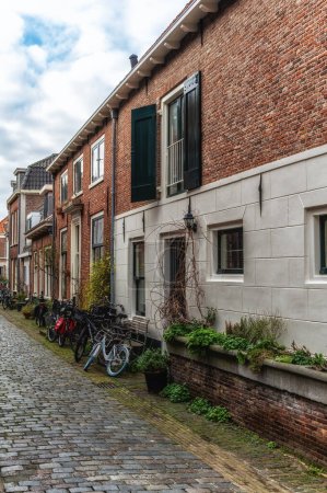 Foto de Calle con casas antiguas en Haarlem, Países Bajos - Imagen libre de derechos
