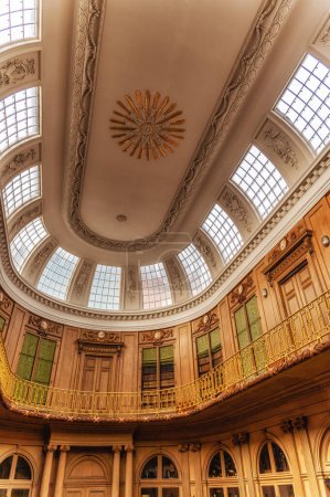 Foto de Haarlem, Países Bajos - 11 de febrero de 2023: La sala oval (fechada en 1784) dentro del Museo Teylers (arte, historia natural y ciencias) con arquitectura de madera y ornamentada - Imagen libre de derechos