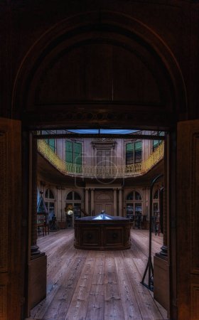 Foto de Haarlem, Países Bajos - 11 de febrero de 2023: La sala oval (fechada en 1784) dentro del Museo Teylers (arte, historia natural y ciencias) con arquitectura de madera y ornamentada - Imagen libre de derechos