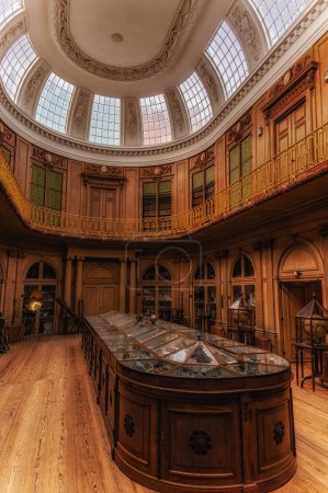 Téléchargez les photos : Haarlem, Pays-Bas - 11 février 2023 : La salle ovale (datée de 1784) à l'intérieur du musée Teylers (art, histoire naturelle et sciences) avec une architecture en bois et ornée - en image libre de droit