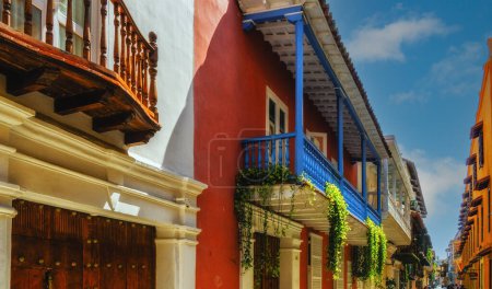 Téléchargez les photos : Rues de la vieille ville de Carthagène dans les murs de la ville. Tous les bâtiments ont un style colonial espagnol ancien, beaucoup coloré ponctué ou recouvert de plantes et de fleurs - en image libre de droit