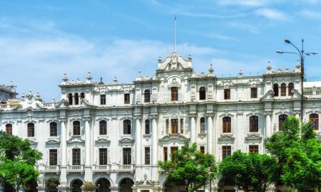 Foto de Plano de edificios históricos de estilo colonial que rodean la Plaza San Martín en Lima, Perú - Imagen libre de derechos