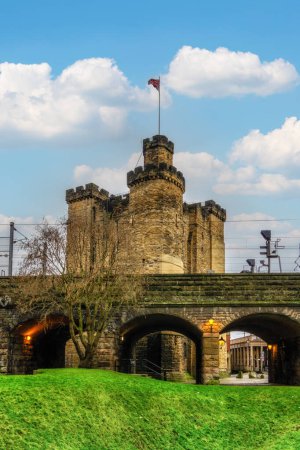 Téléchargez les photos : Château de Newcastle et arches ferroviaires au cœur de l'historique Newcastle-upon-Tyne - en image libre de droit