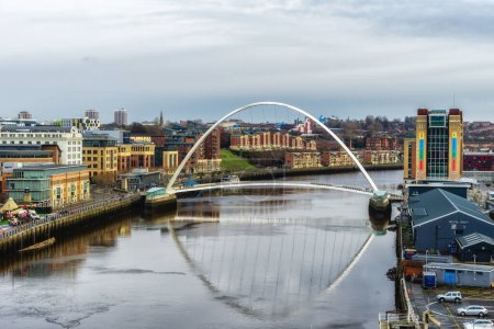 Téléchargez les photos : L'emblématique Millennium Bridge traverse la rivière Tyne en rejoignant les quais de Newcastle et Gateshead pour les cyclistes et les piétons - en image libre de droit