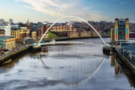 Téléchargez les photos : L'emblématique Millennium Bridge traverse la rivière Tyne en rejoignant les quais de Newcastle et Gateshead pour les cyclistes et les piétons - en image libre de droit