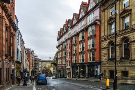Foto de Newcastle-upon-Tyne, Inglaterra - 27 de diciembre de 2022: Escena callejera del famoso Dean Street, Reino Unido - Imagen libre de derechos