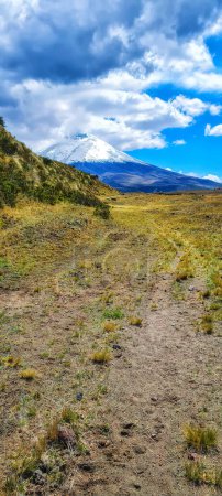Téléchargez les photos : Sierra Highlands, en face de Pichincha, Cayambe, Cotopaxi Volcans avec un ciel bleu dans un midi près de Quito, Équateur. - en image libre de droit