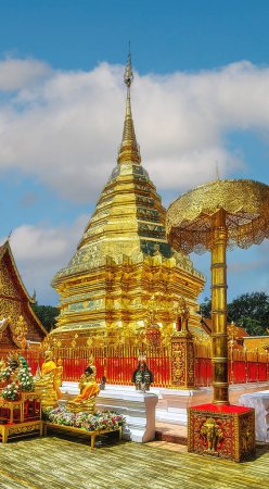 Téléchargez les photos : Wat Phra That Doi Suthep avec ciel doré du matin, le temple le plus célèbre de Chiang Mai, Thaïlande - en image libre de droit