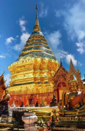 Foto de Estupa de oro en Wat Phra que Doi Suthep templo, Chiang Mai, Tailandia - Imagen libre de derechos