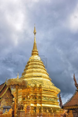 Téléchargez les photos : Wat Phra That Doi Suthep avec ciel doré du matin, le temple le plus célèbre de Chiang Mai, Thaïlande - en image libre de droit