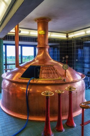 Tetera de cobre en Dutch Hertog Jan Brewery, Arcen Limburg, Países Bajos