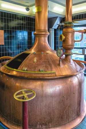 Téléchargez les photos : Cuivre Brew Kettle en néerlandais Hertog Jan Brewery, Arcen Limburg, Pays-Bas - en image libre de droit