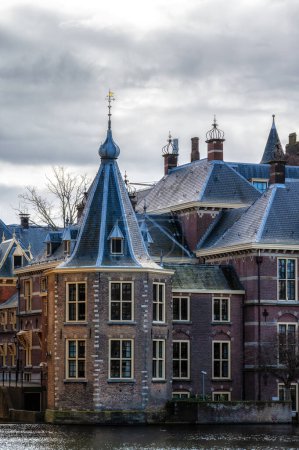 Foto de La Torre es parte del Binnenhof en La Haya. La torreta es desde 1982 la oficina del Primer Ministro de los Países Bajos. - Imagen libre de derechos
