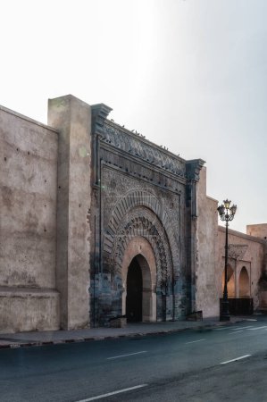 Téléchargez les photos : L'arche décorative de Bab Agnaou. La porte a été construite au XIIe siècle et est l'une des dix-neuf portes de la vieille ville de Marrakech, une destination touristique populaire au Maroc. - en image libre de droit