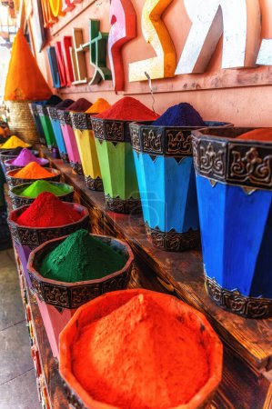 Foto de Coloridas especias en un puesto de especias marroquí en el mercado de Marrakech, Marruecos - Imagen libre de derechos
