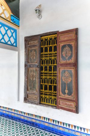 Téléchargez les photos : Fenêtre de cour du Palais Bahia à Marrakech, Maroc. - en image libre de droit