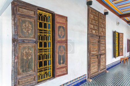Téléchargez les photos : Fenêtre de cour du Palais Bahia à Marrakech, Maroc. - en image libre de droit