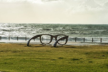 Téléchargez les photos : Cape Town, Afrique du Sud, 19 juin 2023 : L'artiste local Michael Elion a modélisé cette sculpture des célèbres lunettes de Nelson Mandela. Les lunettes au-dessus de Robin Island - en image libre de droit