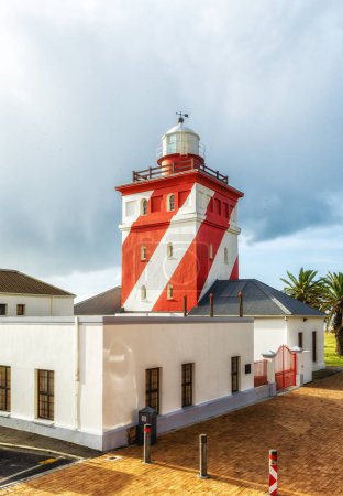 Téléchargez les photos : Le phare de Green Point, au Cap, est un phare opérationnel sur la côte sud-africaine.. - en image libre de droit