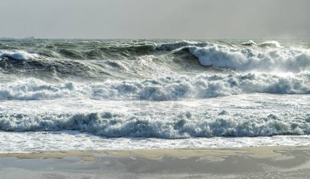 Téléchargez les photos : Eau bleu profond avec des vagues à Sea Point, promenade sur la plage au Cap Afrique du Sud
. - en image libre de droit