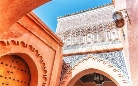 Téléchargez les photos : Médina (Vieille Ville) de Marrakech, Maroc. Détails de la madrasa historique Ben Youssef et de la mosquée. - en image libre de droit
