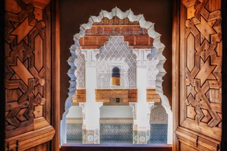 Téléchargez les photos : L'intérieur de la Madrasa Ben Youssef, fondée par le sultan Merenid Abou el Hassan au XIVe siècle. Madrasa est équipée de 132 chambres. - en image libre de droit