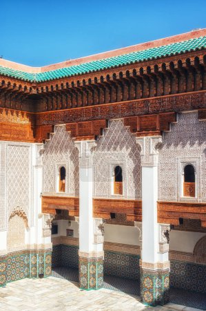 Téléchargez les photos : Cour de la magnifiquement restaurée Ben Youssef Medersa. C'est la plus grande école de théologie du Maroc. Marrakech - en image libre de droit