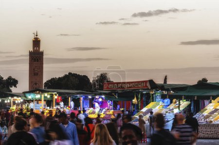 Foto de Marrakech, Marruecos - 18 de octubre de 2022: Jamaa el Fna market square es una famosa plaza y mercado en el barrio medina de Marrakech. - Imagen libre de derechos