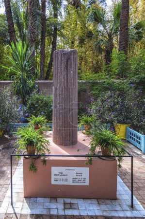 Foto de Marrakech, Marruecos - 18 de octubre de 2022: Memorial, In Memoriam Yves Saint Laurent, 01. 08. 1936-01. 06. 2008, Jardín Majorelle, jardín botánico en Marrakech, Marruecos, África - Imagen libre de derechos