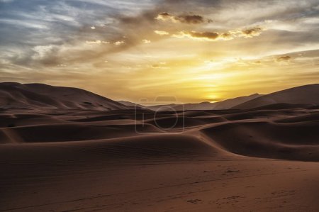 Foto de Puesta de sol sobre las dunas del desierto. Paisaje árido del desierto del Sahara - Imagen libre de derechos