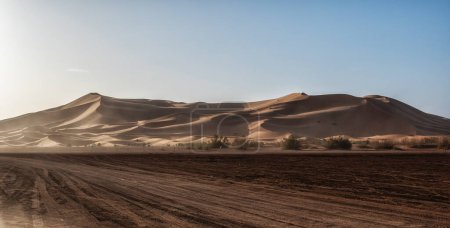 Foto de Conducir fuera de la carretera a través del vasto desierto del Sahara en Marruecos, África del Norte - Imagen libre de derechos