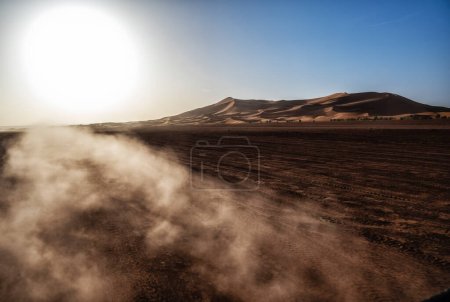 Foto de Conducir fuera de la carretera a través del vasto desierto del Sahara en Marruecos, África del Norte - Imagen libre de derechos