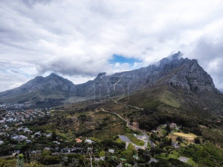Foto de Mirando a una nublada Montaña de la Mesa, Ciudad del Cabo, Sudáfrica - Imagen libre de derechos