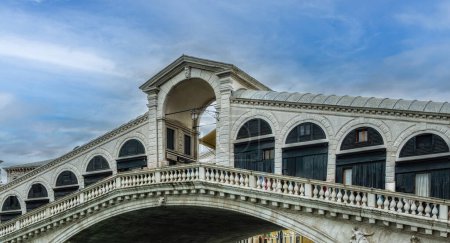 Téléchargez les photos : Vue du Pont du Rialto sur le Grand Canal à Venise, Italie - en image libre de droit