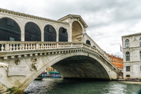 Téléchargez les photos : Vue du Pont du Rialto sur le Grand Canal à Venise, Italie - en image libre de droit